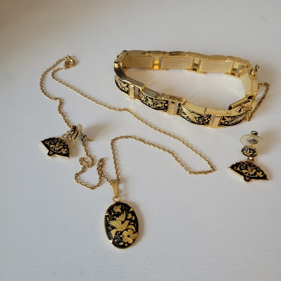 Gold Tone Black Damascene Beautiful Necklace, Bracelet and Earrings Set - Picture 5 of 10